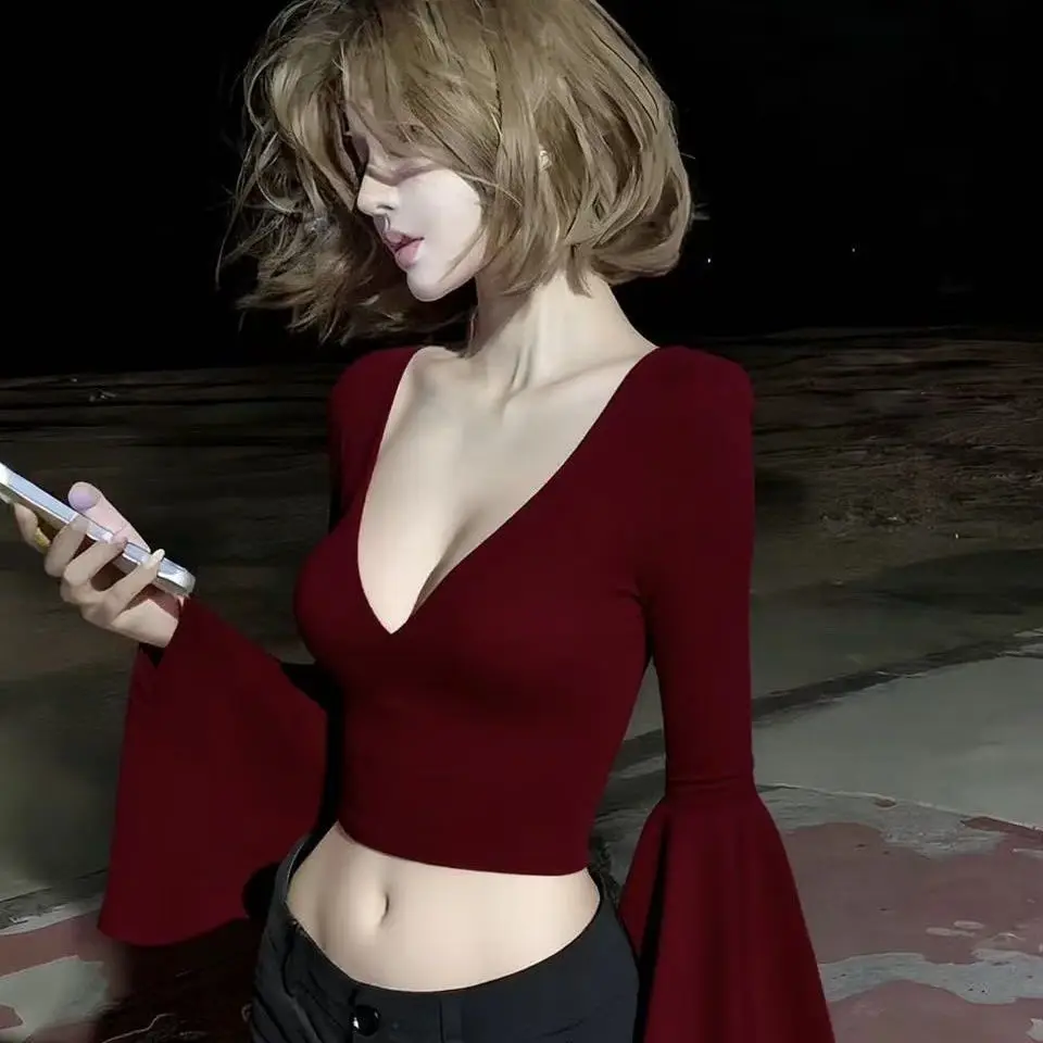 Sexy T-Shirt mit tiefem V-Ausschnitt und langen ausgestellten Ärmeln für Damen, Luxus-Designer, einfarbig, Party-Crop-Top, heißes, süßes Basic-Oberteil, eng anliegend, schmal geschnitten. – Detail 1