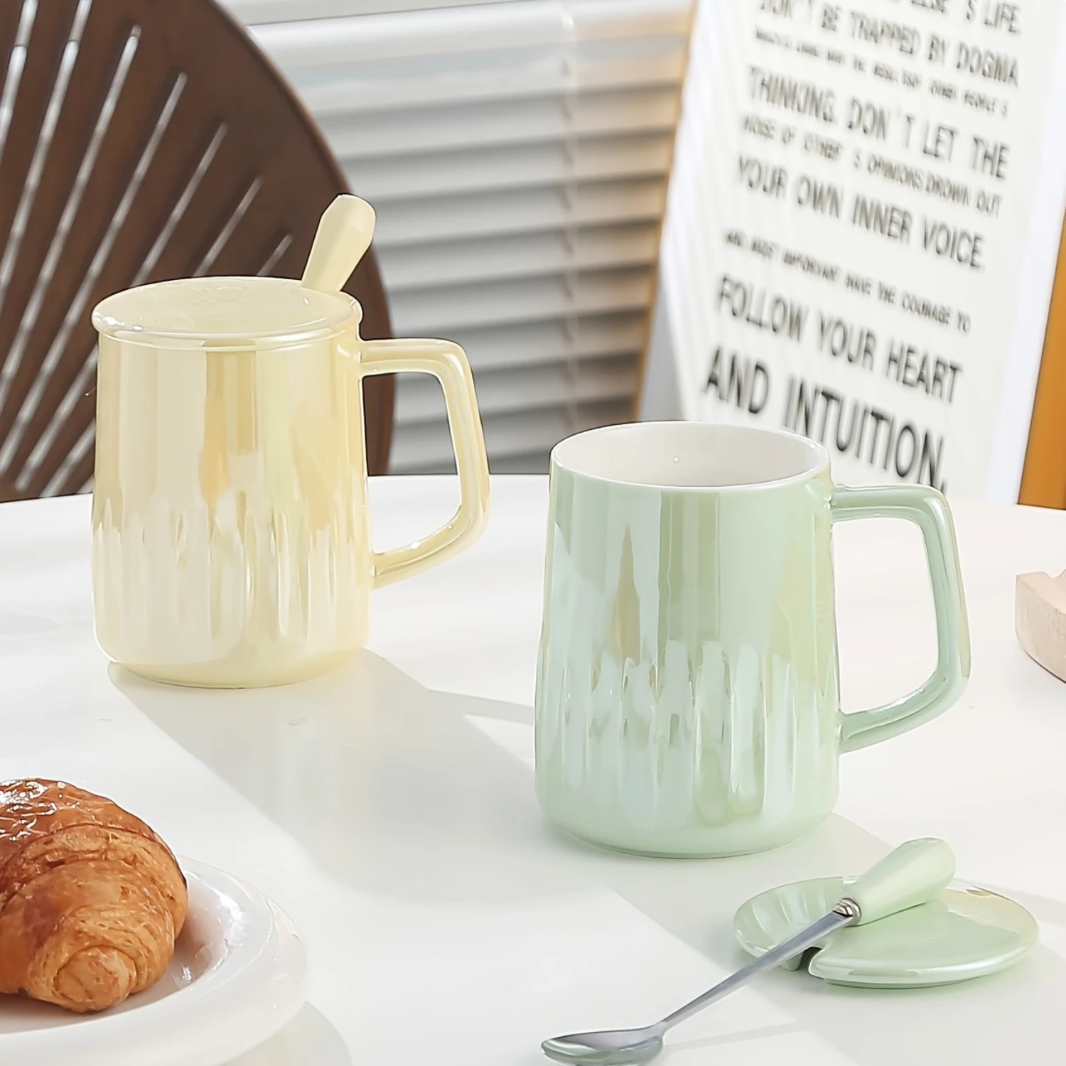 طقم أكواب قهوة من السيراميك المخطط المزجج باللؤلؤ مع غطاء وملعقة من الفولاذ المقاوم للصدأ، غسيل يدوي فقط، كوب معزول قابل لإعادة الاستخدام