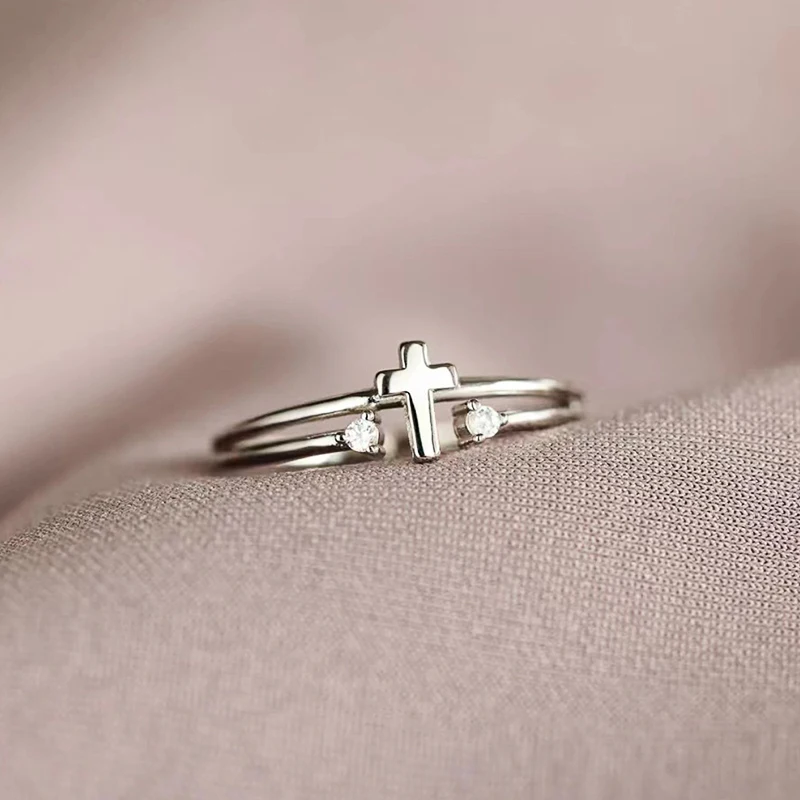 Huitan Chic Dainty Silver Color Cross Ring Kobieca modna biżuteria na palce z jasnymi cyrkoniami Akcesoria do codziennego noszenia — zdjęcie 3