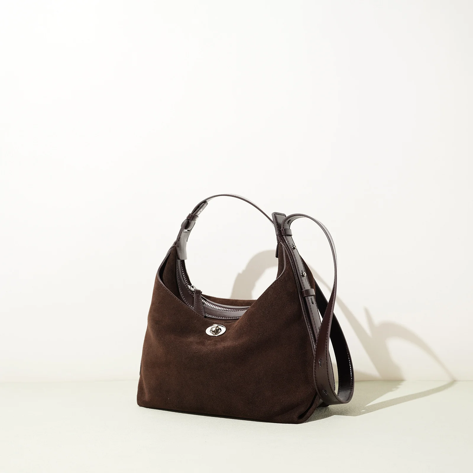 

2025 Fall New Suede Leather Bucket Bag Adjustable Straps Shoulder Saddle Bag Women Vintage Fashion Minimalist Versatile Handbag