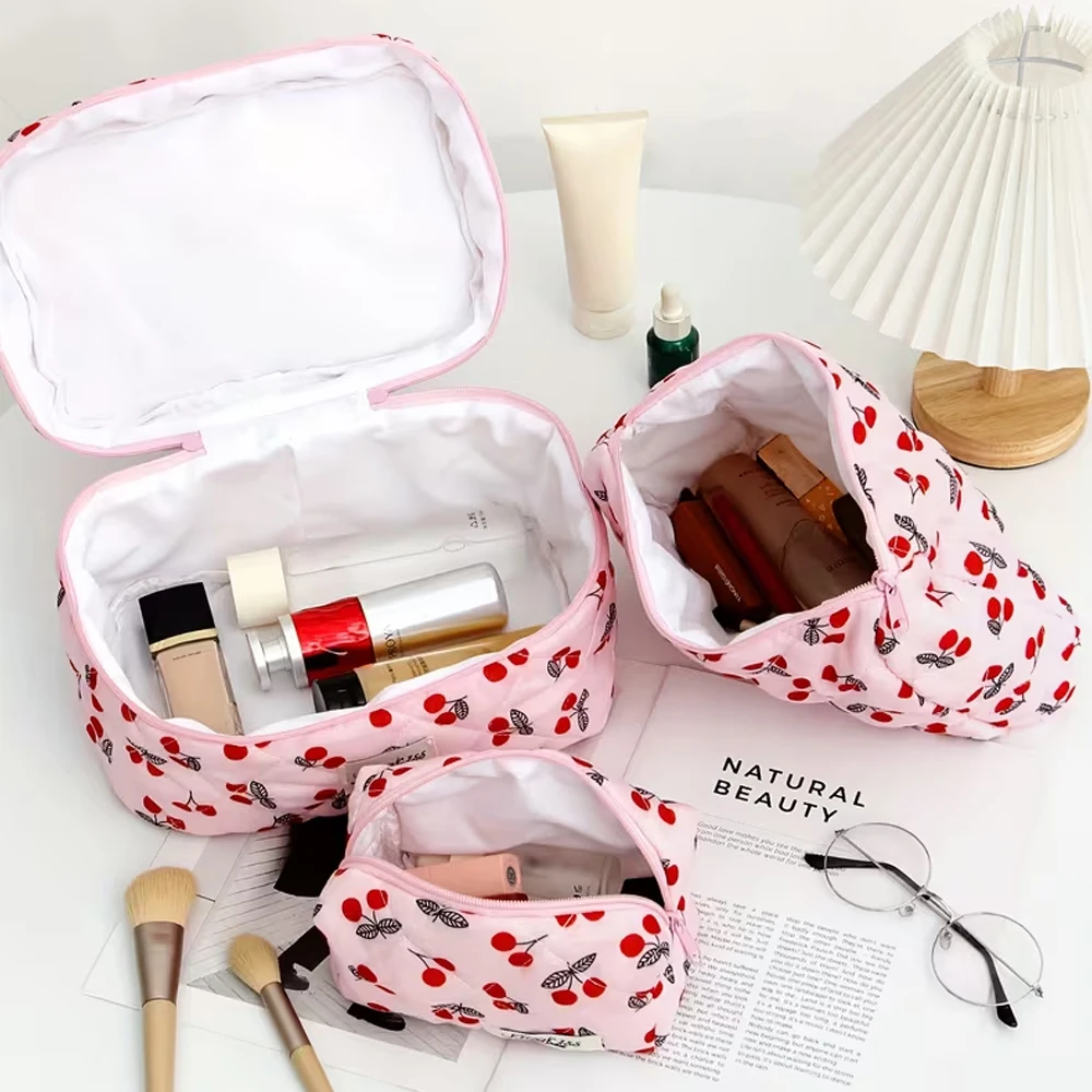 Make-up-Tasche mit rosa Hintergrund und roten Kirschmotiven – mit ausziehbarem Reißverschluss, große Kapazität, ideal für Reisen, exklusiv für Damen, weißes Innenfutter aus Polyester, niedlich und tragbar, geeignet für Studenten, Krankenschwestern, Büroangestellte und andere Personengruppen, lässige Make-up-Tasche mit Kirschmotiv. – Detail 4