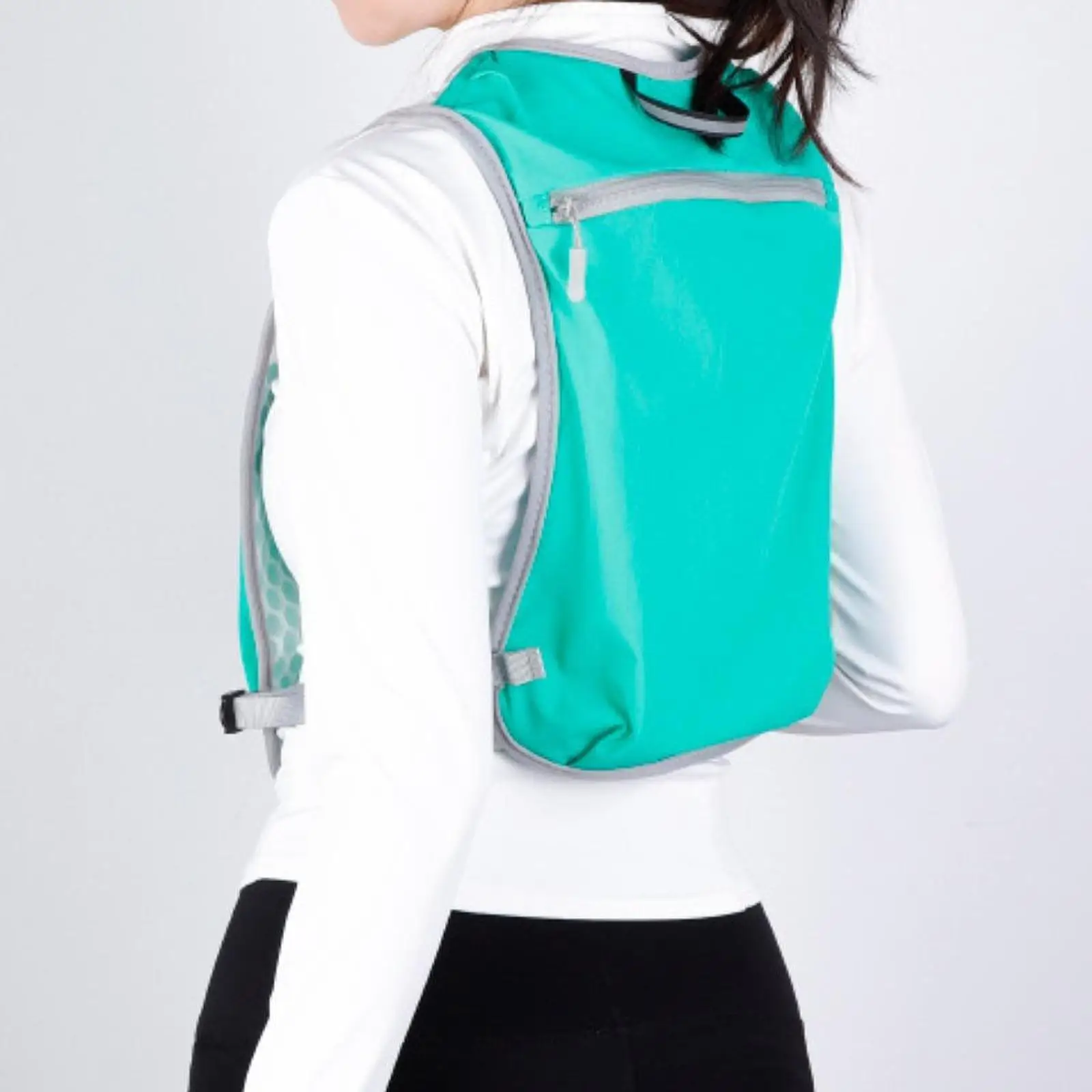 

Гидратационная куртка, которая может использоваться как легкий регулируемый жилет для походов.