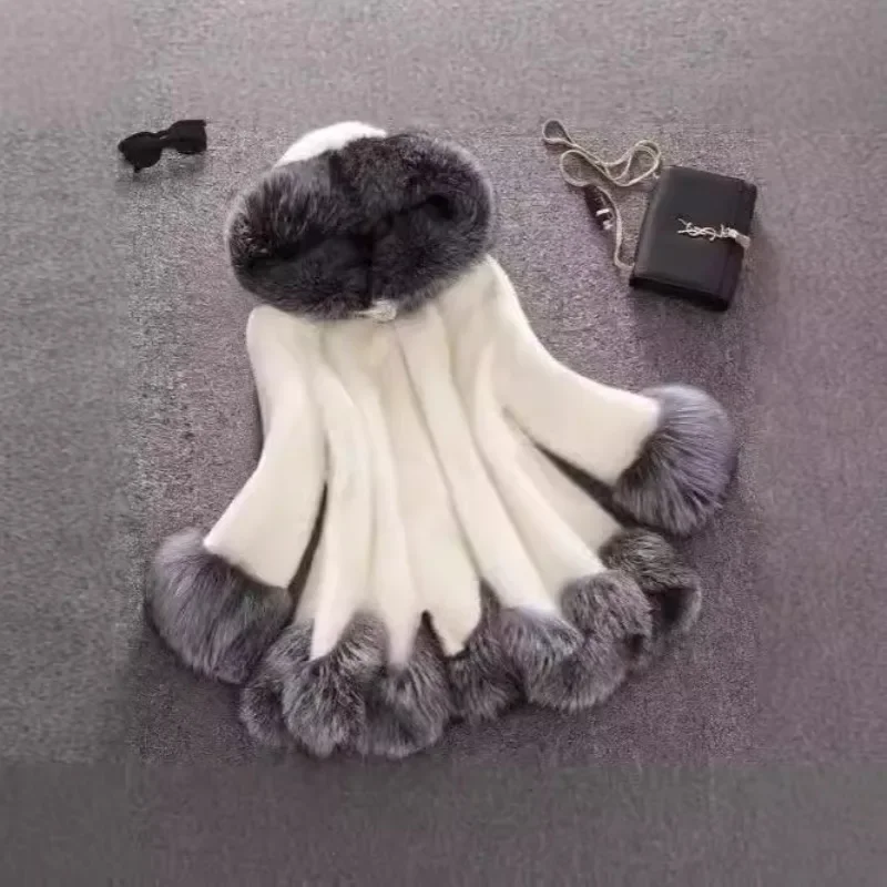 معطف فرو صناعي جديد لعام 2025 للنساء باللون الأبيض والرمادي متوسط وطويل مع قلنسوة مع أزرار معطف مخملي من فرو الثعلب المقلد