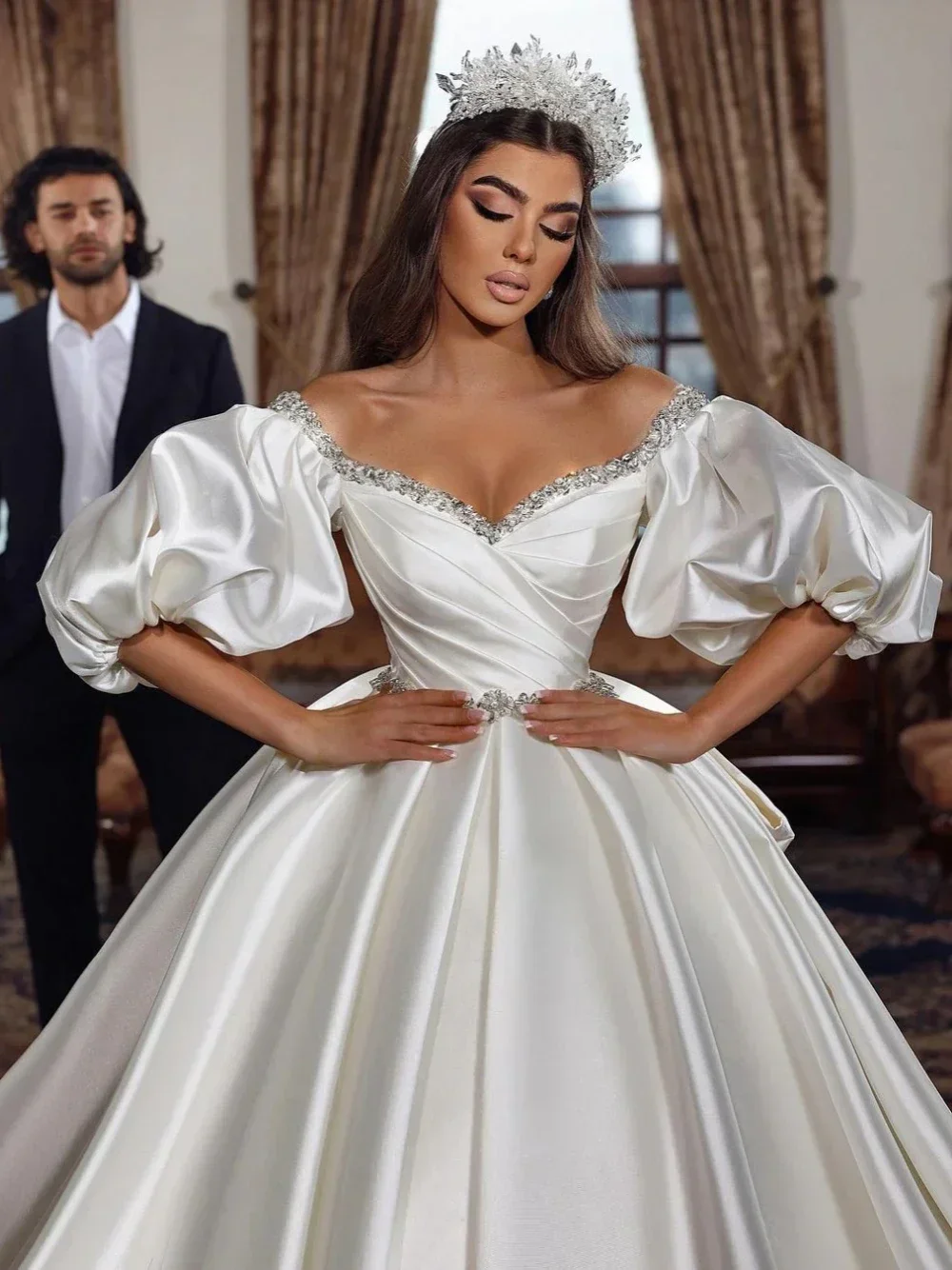 Abiti da sposa sexy personalizzati con spalle scoperte Abito da sposa con perline scintillanti Semplice abito da sposa con sfera in raso Abiti da sposa