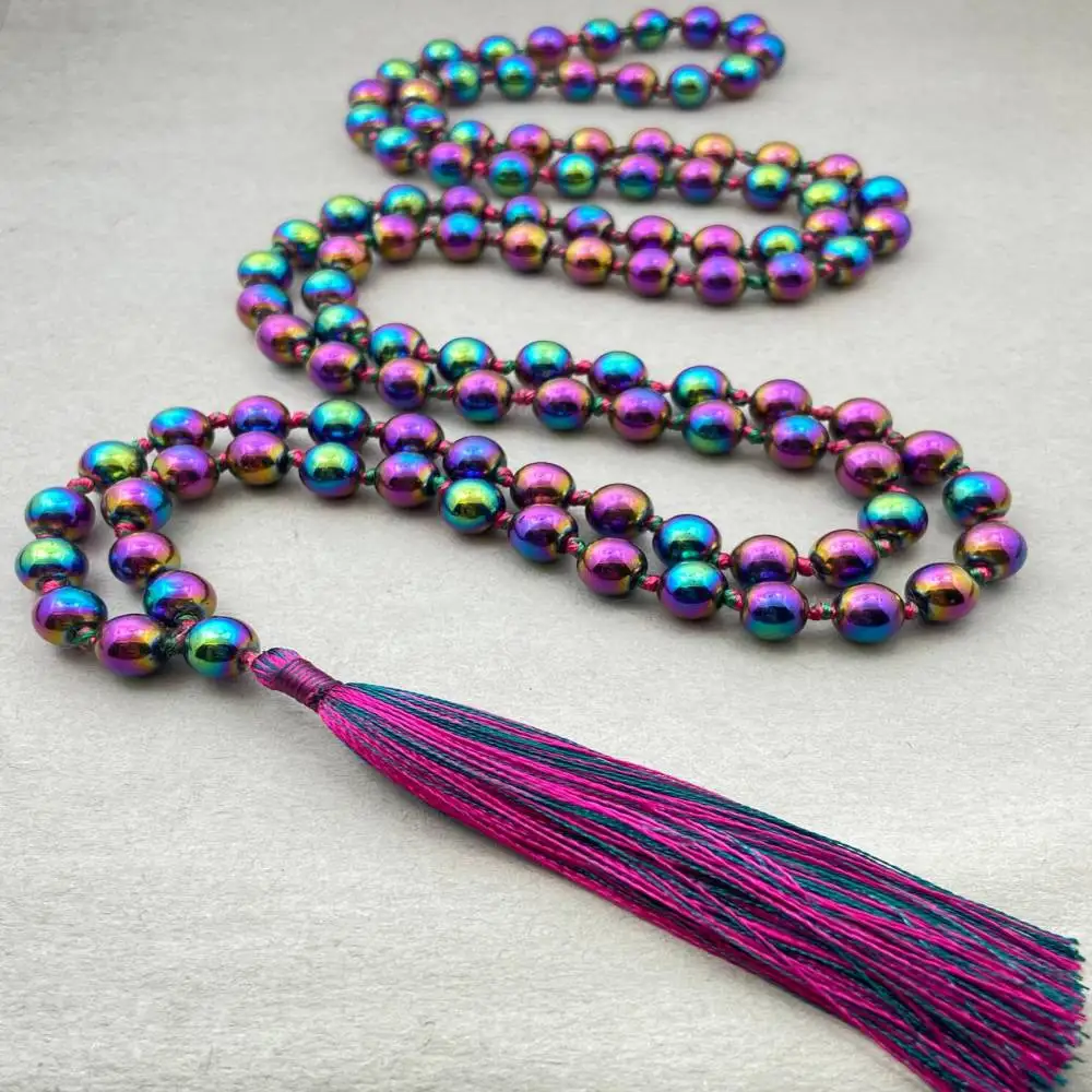 

Натуральное ожерелье-мала из радужного гематита на 108 бусин с разноцветной подвеской-кисточкой: украшение из целебных кристаллов для радости и энергии