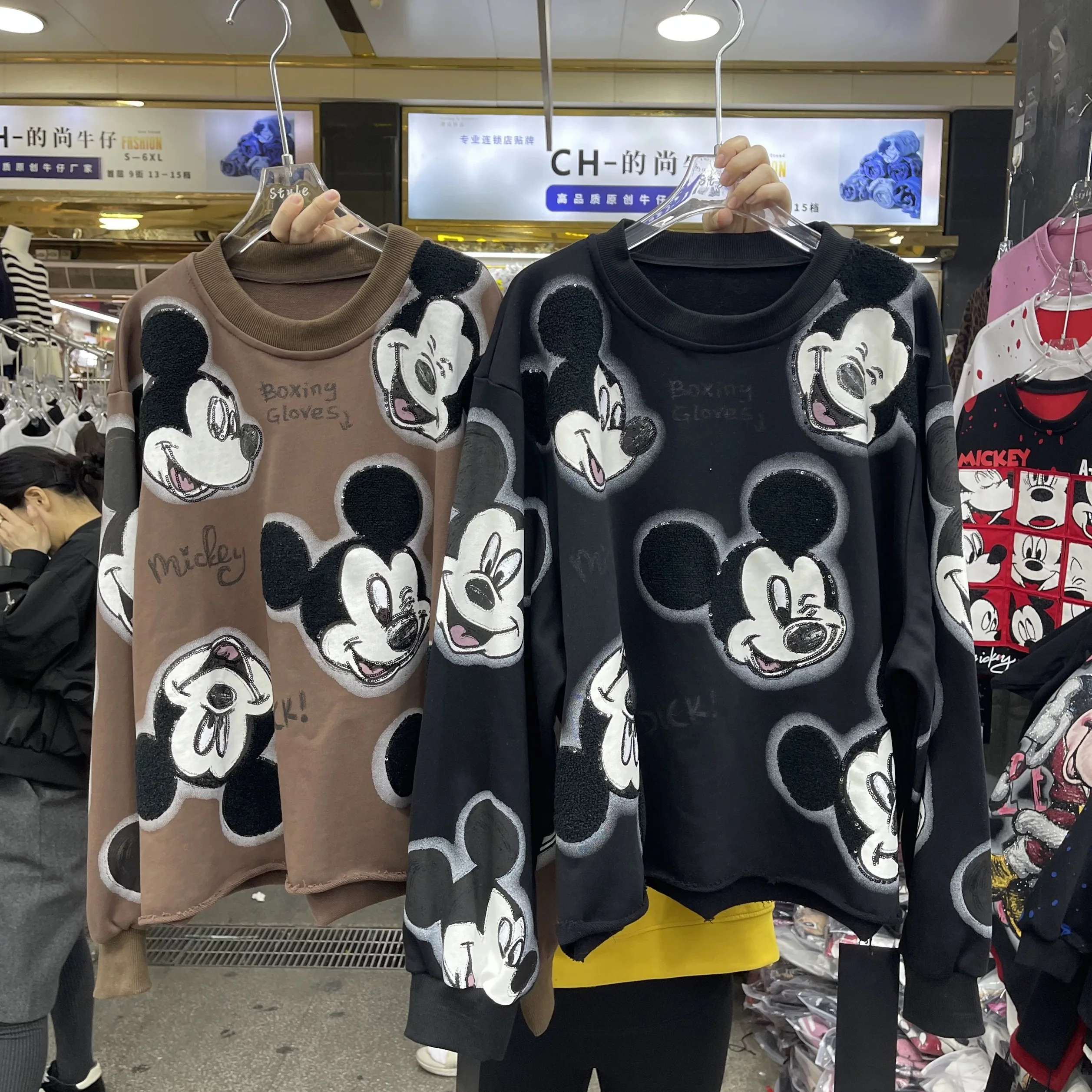 T-shirt con felpa girocollo allentata con stampa di cartoni animati di Topolino ricamato per l'industria pesante del marchio di moda europeo e americano