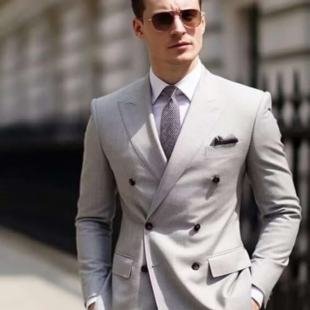 

Мужской двубортный пиджак с приталенным однотонным спортивным пальто.