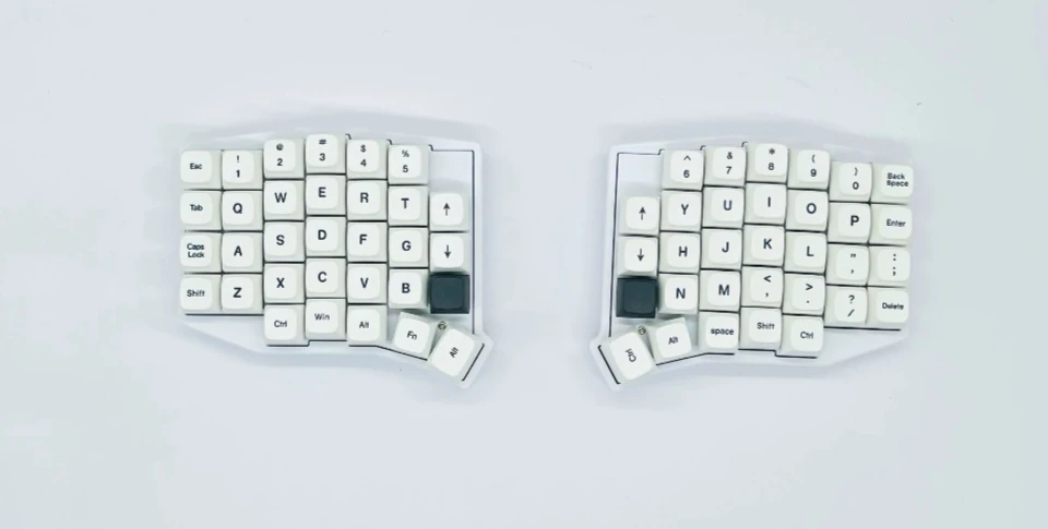 Wireless detachable mechanical keyboard stand with hot-swappable components. Bluetooth keyboard. Ergonomic design.
