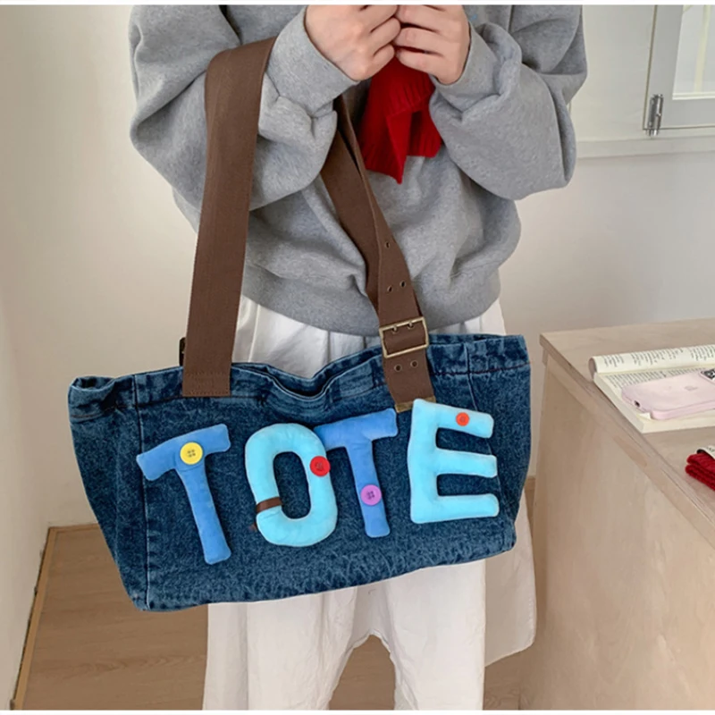 Gewaschene Denim Vintage Schultertasche, Große Kapazität Y2k Mädchen Flauschige Buchstaben Farbige Knöpfe Tragetasche, Hobo Pendler Canvas Handtasche – Detail 14