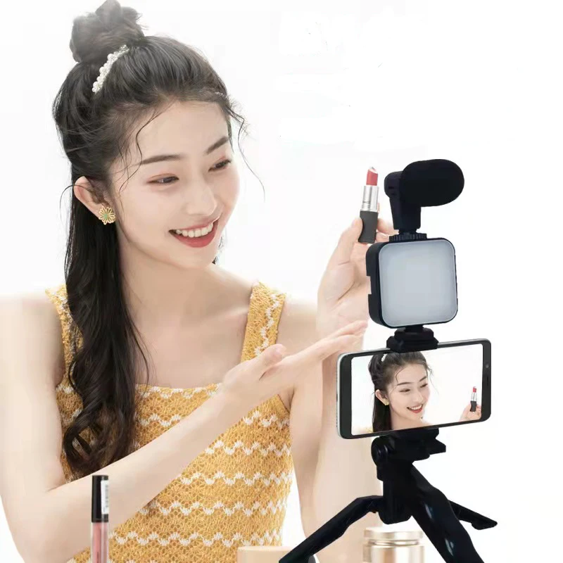 

Smartphone Vlogging Kit With Tripod Phone Holder Mini Microphone LED Fill Light Starter For TikTok Live Stream Video YouTube