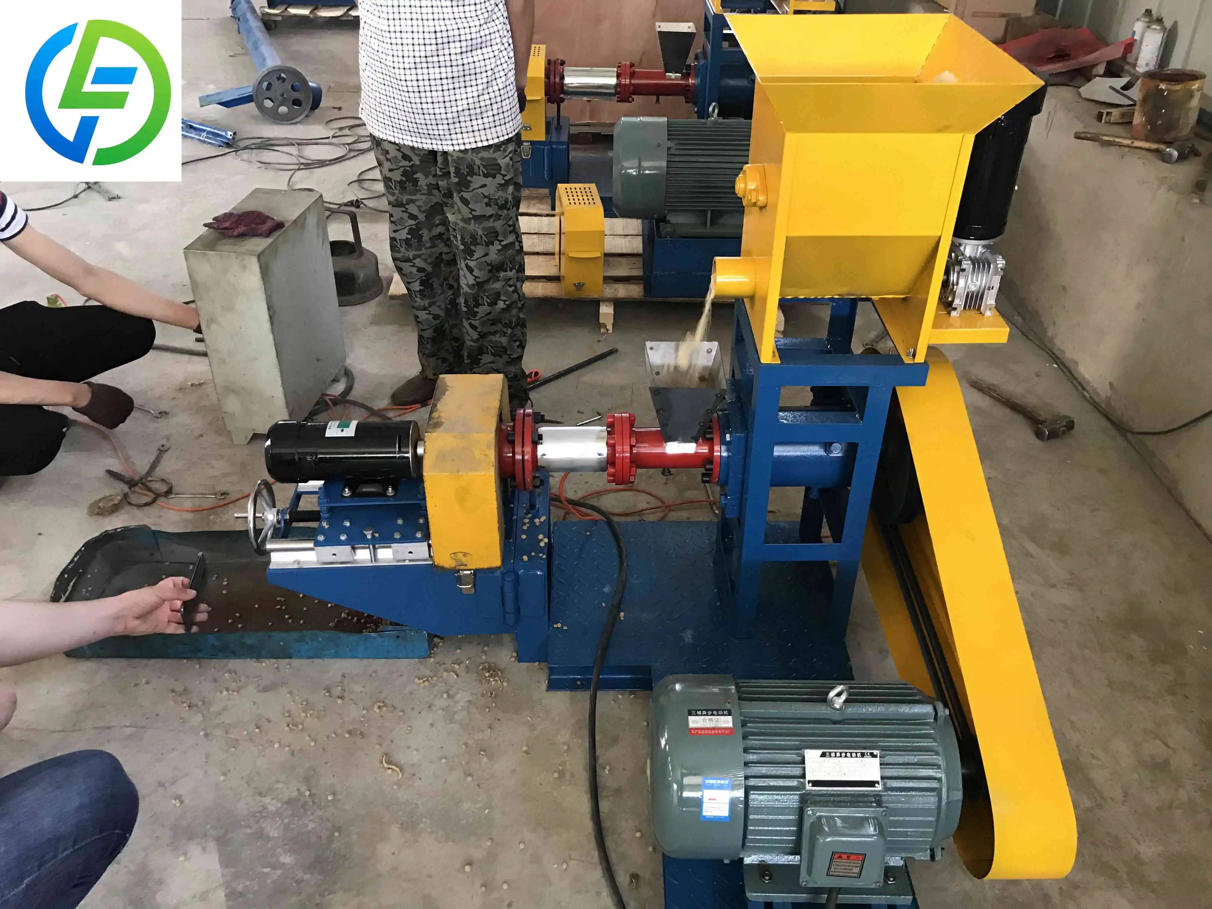 FOODLINE Compact Pet Food Extruder Small Floor Space Movable Casters Pet Feed Startup Processing Gear