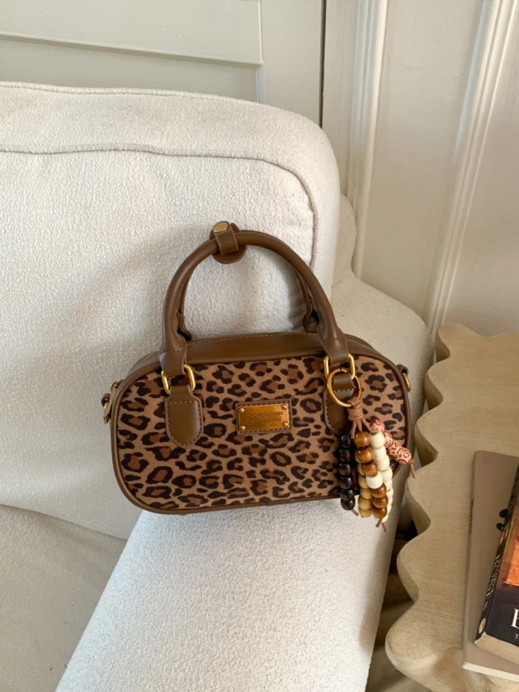 

Faionable Leopard Print oulder Crossbody Bag Women's New 2025 Versatile Handbag Retro Commuting Bowling Handbag