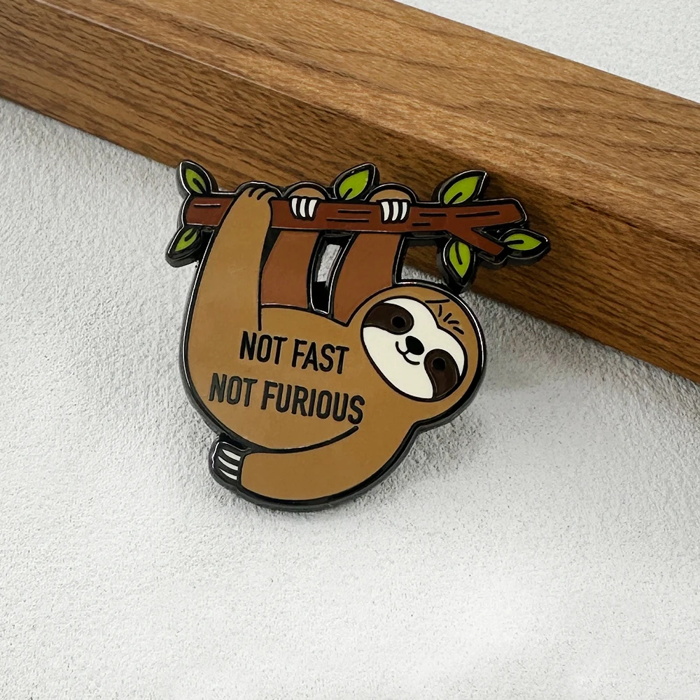 Not Fast Not Furious Faultier Emaille-Pin, Niedliche Cartoon-Tier-Brosche, Lustiges Abzeichen-Accessoire für Kleidung, Humorvolles Geschenk für Freunde – Detail 6