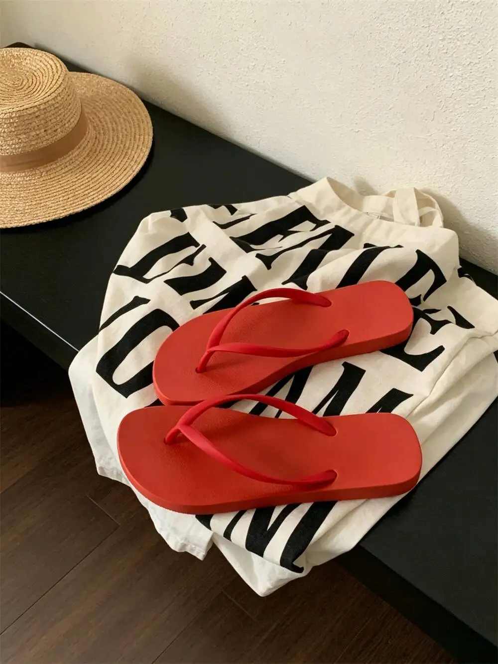 2026 New Summer Red Flip Flops Flat Lightweight Anti slip Couple Shoes Outdoor Beach Clip Toe Slippers for Men Women view 2