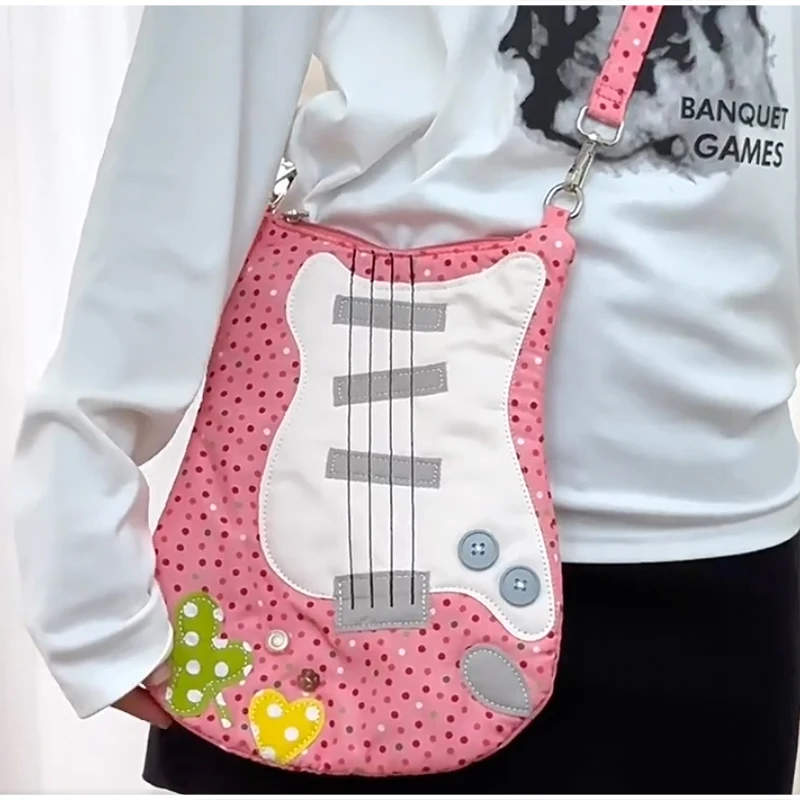Umhängetasche in Gitarren-/Bassform, Handtasche aus Stoff mit vierblättrigem Kleeblatt- und Polka-Dot-Knopf-Design, leichte Freizeittasche – Detail 11