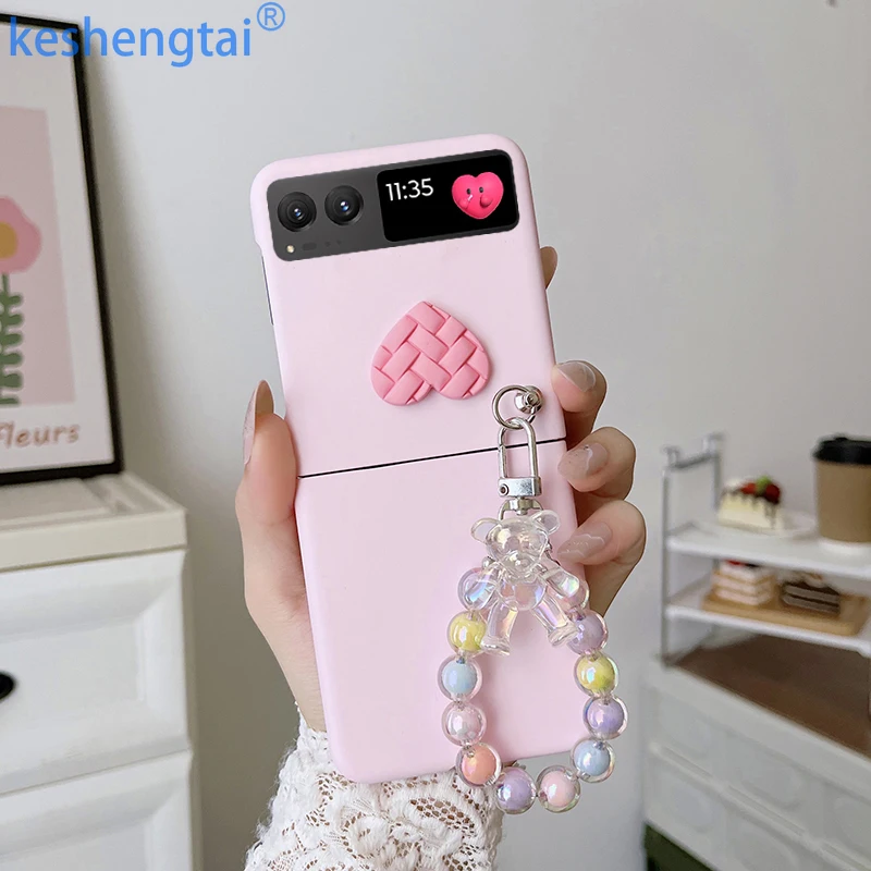 

Чехол для телефона в форме сердца ярких цветов с браслетом, жесткий защитный чехол из ПК для Motorola Razr 2023/Razr 40