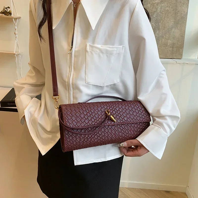 

2025 New Fashionable Solid Color Crossbody Bag, Unique Retro Leather Crossbody Bag Suitable for Commuting Party Activities
