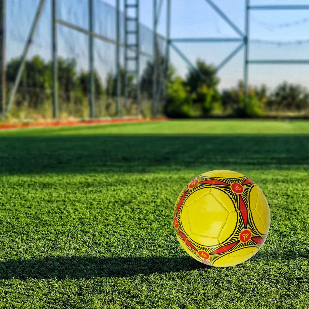 Bola Sepak Profesional Untuk Meningkatkan Rasa Kaki Latihan Sepak Bola Elastisitas Luar Biasa Luar Ruangan berwarna kuning