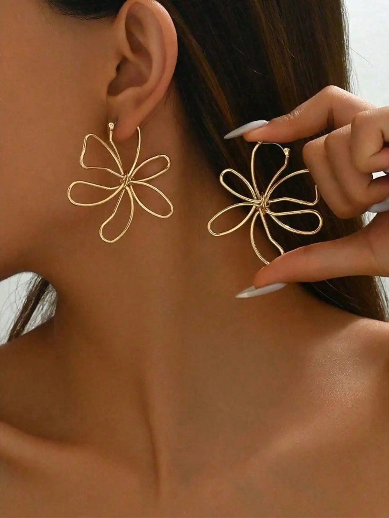 

Minimalist Hollow Flower Wire Earrings for Everyday, Vacation & Gift - Gold Tone Asymmetrical Design