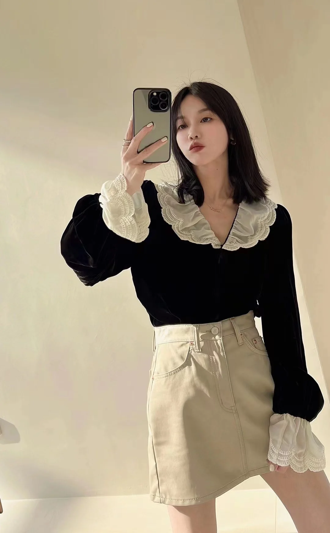 

Spring 2025 Women's Velvet Bloom Sve irt Early Spring Bla Design Petal Collar Lace Splicing Doll Collar Top