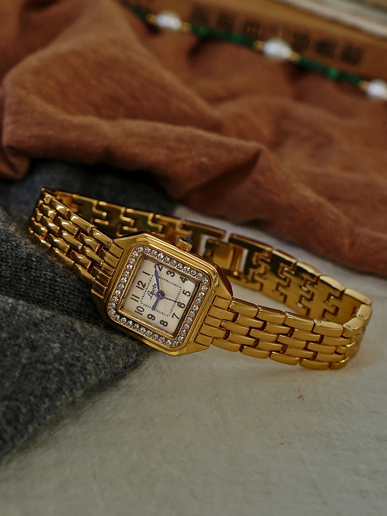 

Новые золотые изысканные женские кварцевые часы с ремешком из нержавеющей стали, белым циферблатом с арабской шкалой, водонепроницаемые, для женщин.