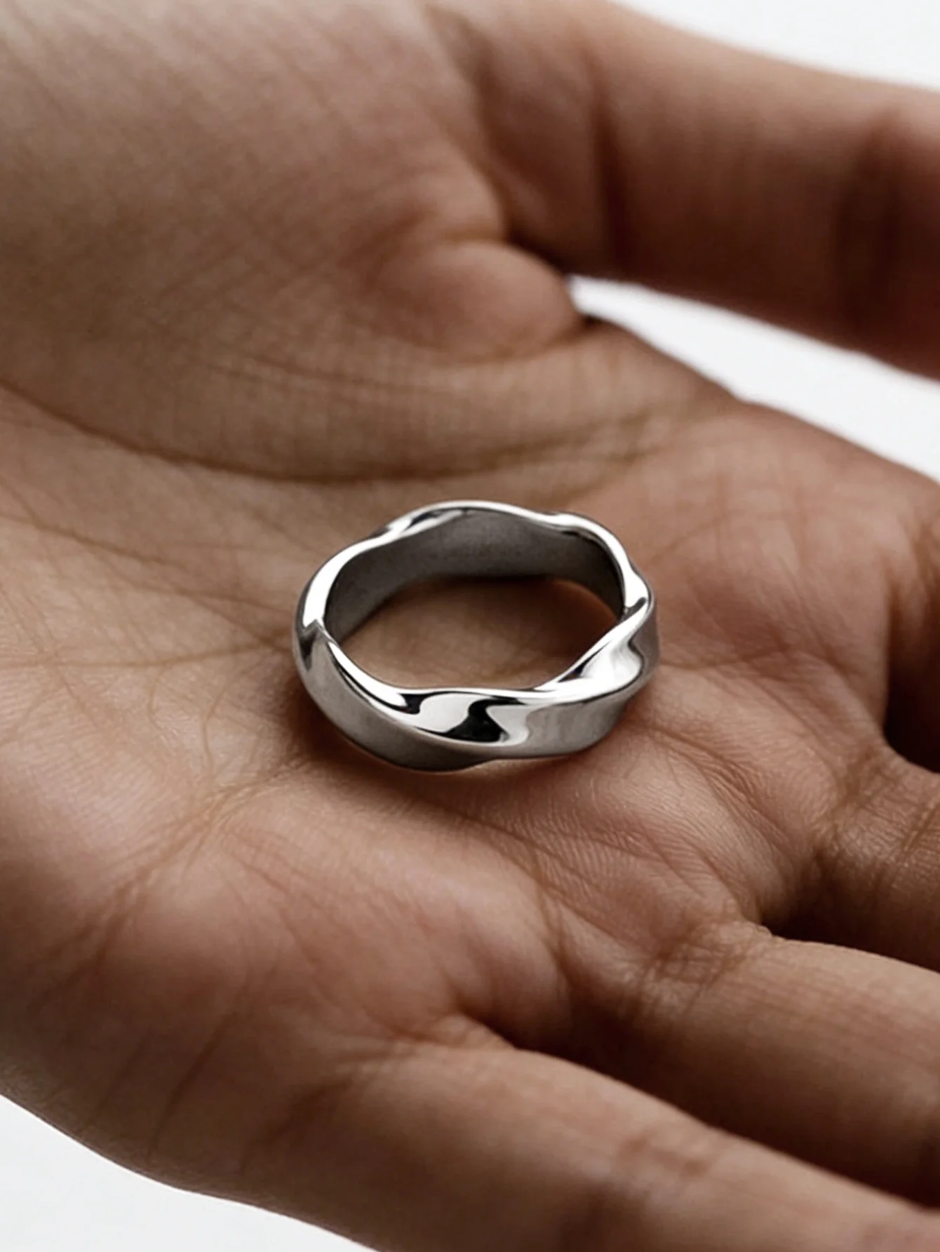 

A simple stainless steel men's ring for daily use