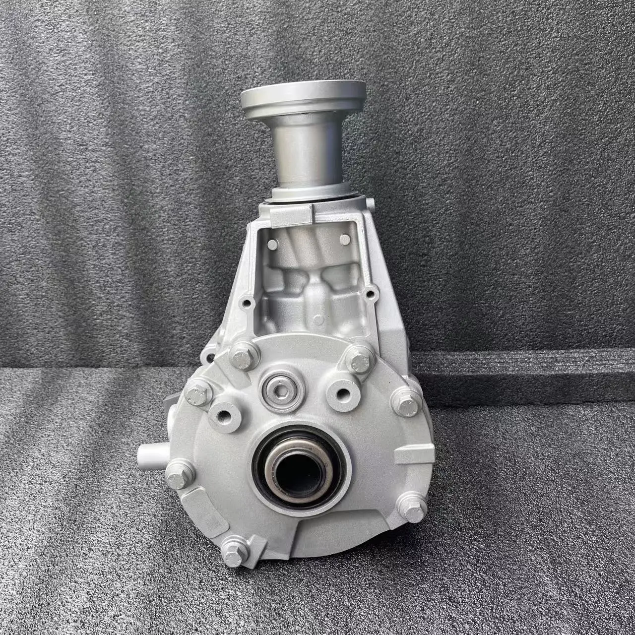 

Suitable For Land Rover 2015-2024 Discovery Sport, Range Rover, Evoque LR117516 Power Transmission Box Front Transfer Case
