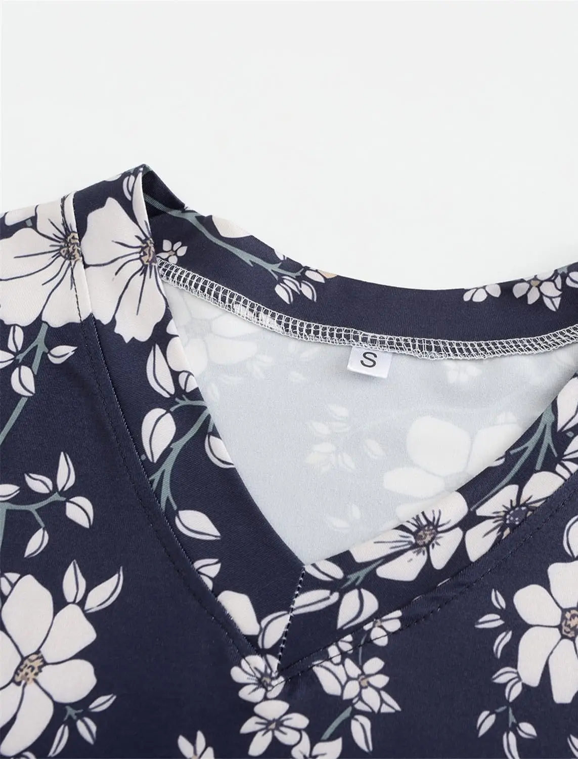 QCIV Ensembles de pyjama pour femme avec col en V, haut à manches courtes et pantalon capri avec poches, ensemble de vêtements de nuit deux pièces