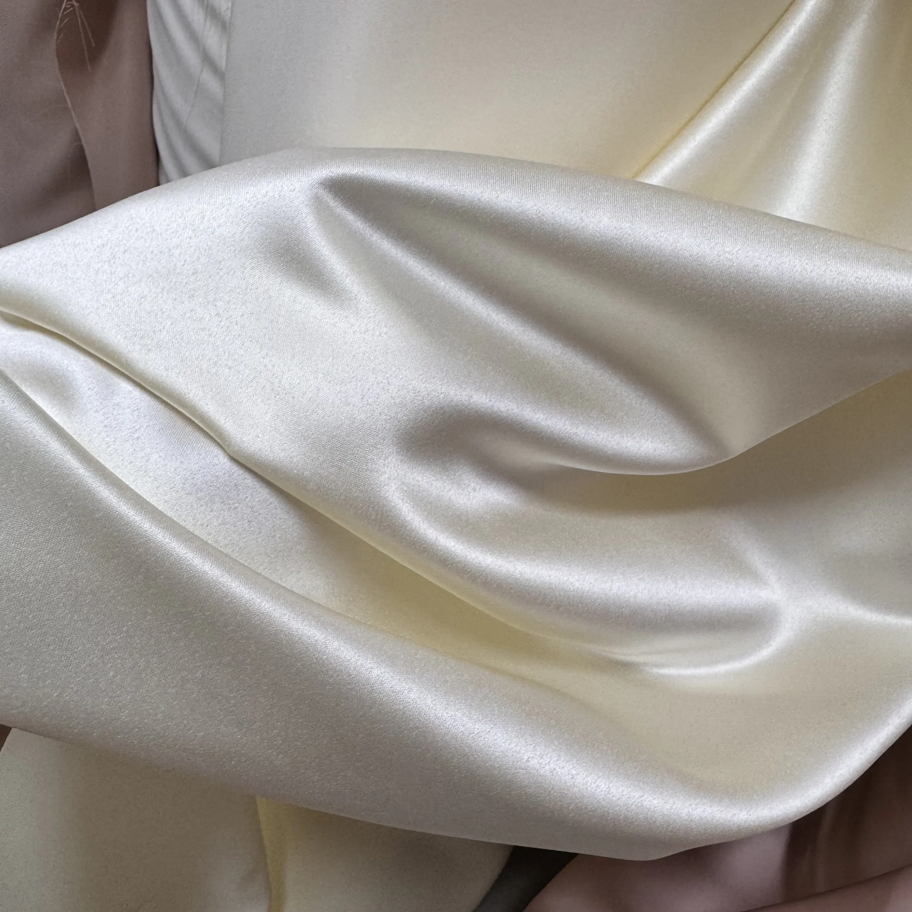 Белая атласная ткань цвета шампанского, сшитая ткань для свадебного платья, сплошной цвет, толстая атласная жесткая дизайнерская ткань для фона
