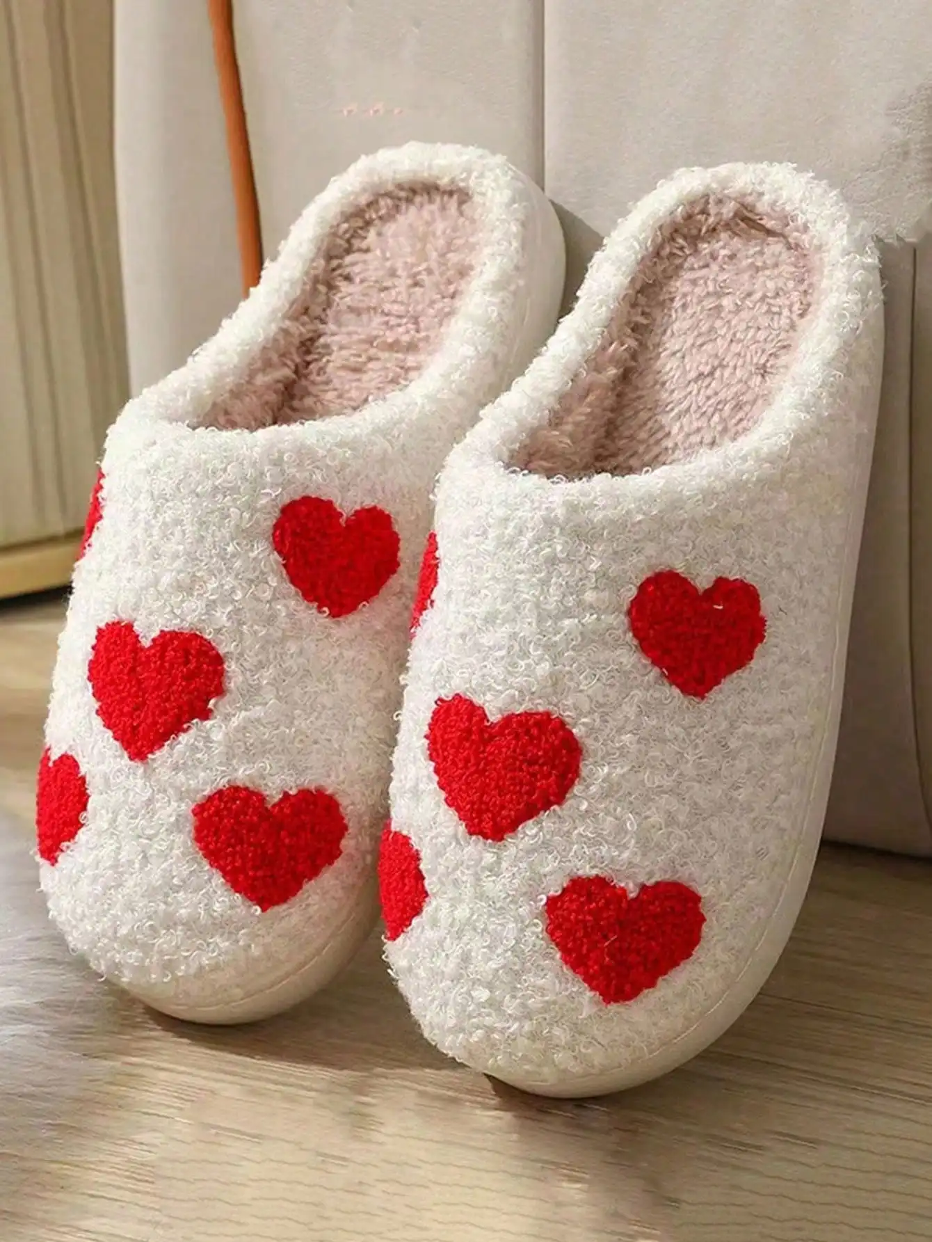 Fashionable and Comfortable Small Heart-Shaped Fleece Slippers for Women's Indoor Home, Thickened Anti-Slip and Warm Fleece Slip