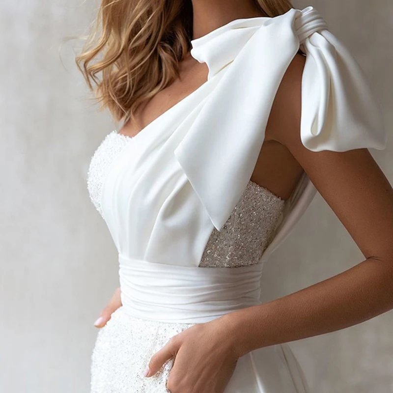 Robe de mariée dos nu avec train de balayage, robe de mariée élégante, combinaison courte, robe à la taille initiée par un nœud, longue tache