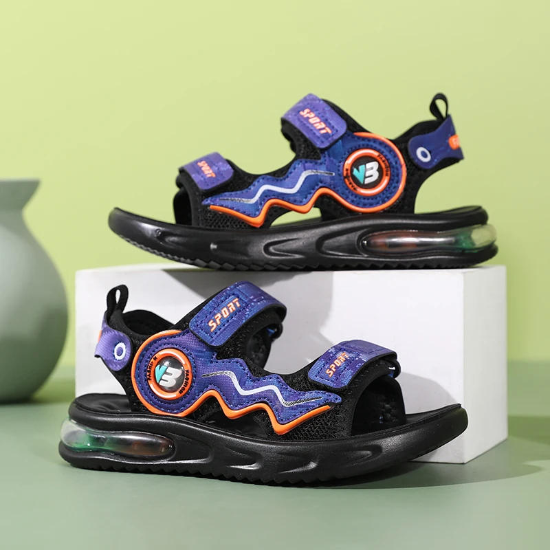 

A pair of open-toe sandals suitable for children, with soft soles that are comfortable to wear and durable. Model: XBS-A2305