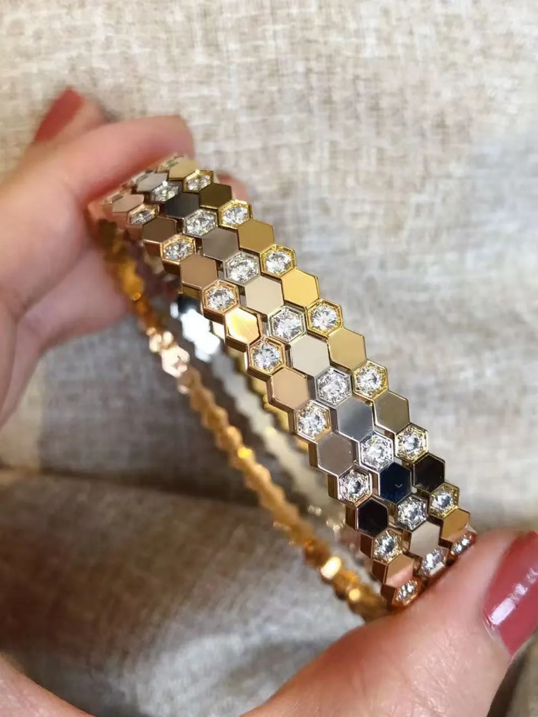 

Wezoo Diamond Patterned Honeycomb Bracelet Women's V Gold Rose Gold Luxury Sensation Lightweight Bracelet Unique Design