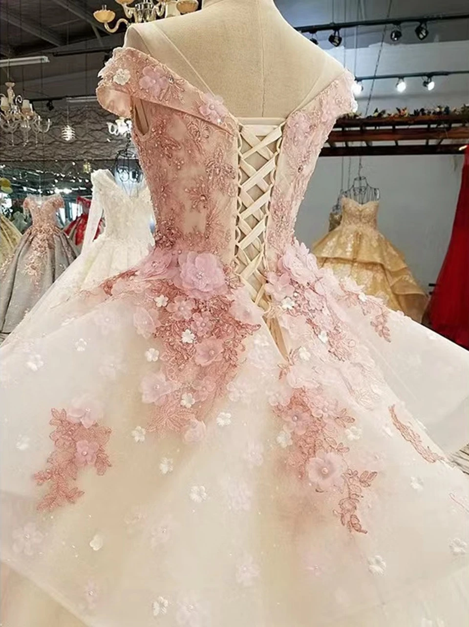 Affascinanti abiti Quinceanera con scollo a cuore rosa 2025 con spalle scoperte Fiore di pizzo Applique Party Princess Ball Gown Abiti da 15 anni