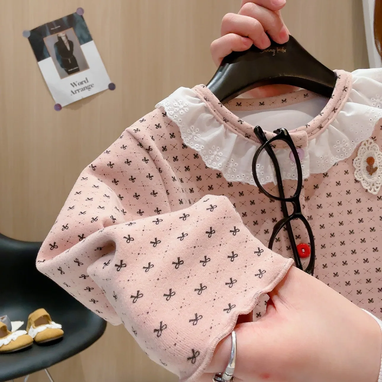 Baby-Mädchen-Set: Oberteil mit Spitze und Rüschenkragen + ausgestellte Hose, 2-teiliges Set, neues Herbst-Outfit für Kinder, mit Schleifenmuster, lässige Freizeitkleidung. – Detail 11