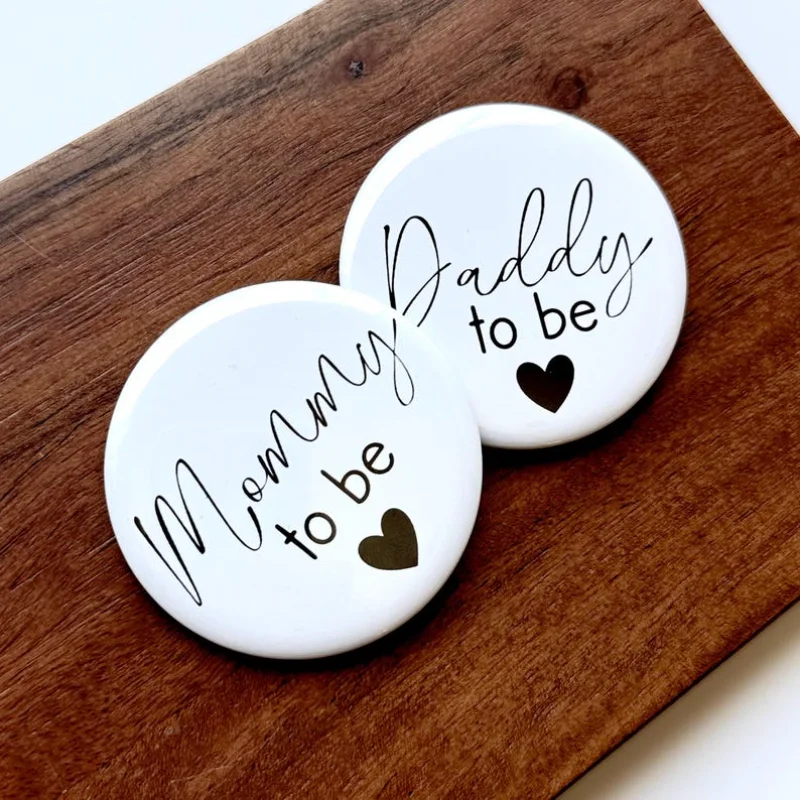 2pcs Mom Dad To Be Baby Shower Button Neutral Gender Party Favor for Baby Shower Supplies Family Gathering Keepsake Gift Decor