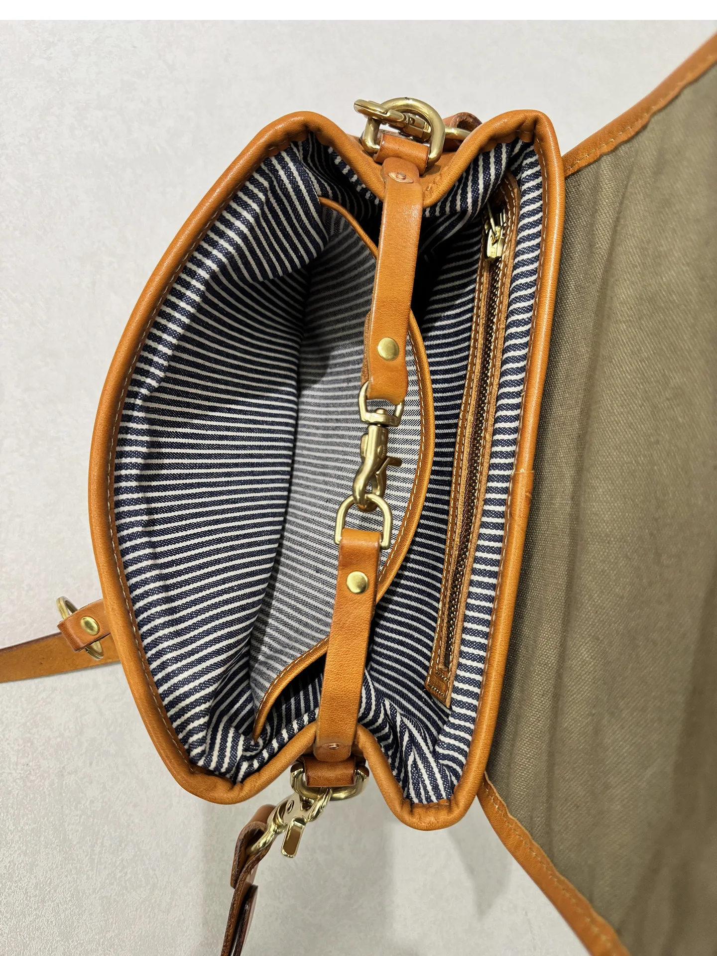 Handgefertigte, hochwertige Damen-Satteltasche aus erstklassigem Rindsleder für den täglichen Gebrauch, luxuriöse Schultertasche aus echtem Leder für Reisen. – Detail 21