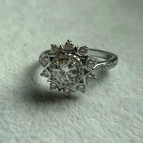 Anello in argento sterling S925 dal taglio rotondo da 1 carato: design neutro ed elegante, adatto per l'uso quotidiano e perfetto come regalo per una coppia