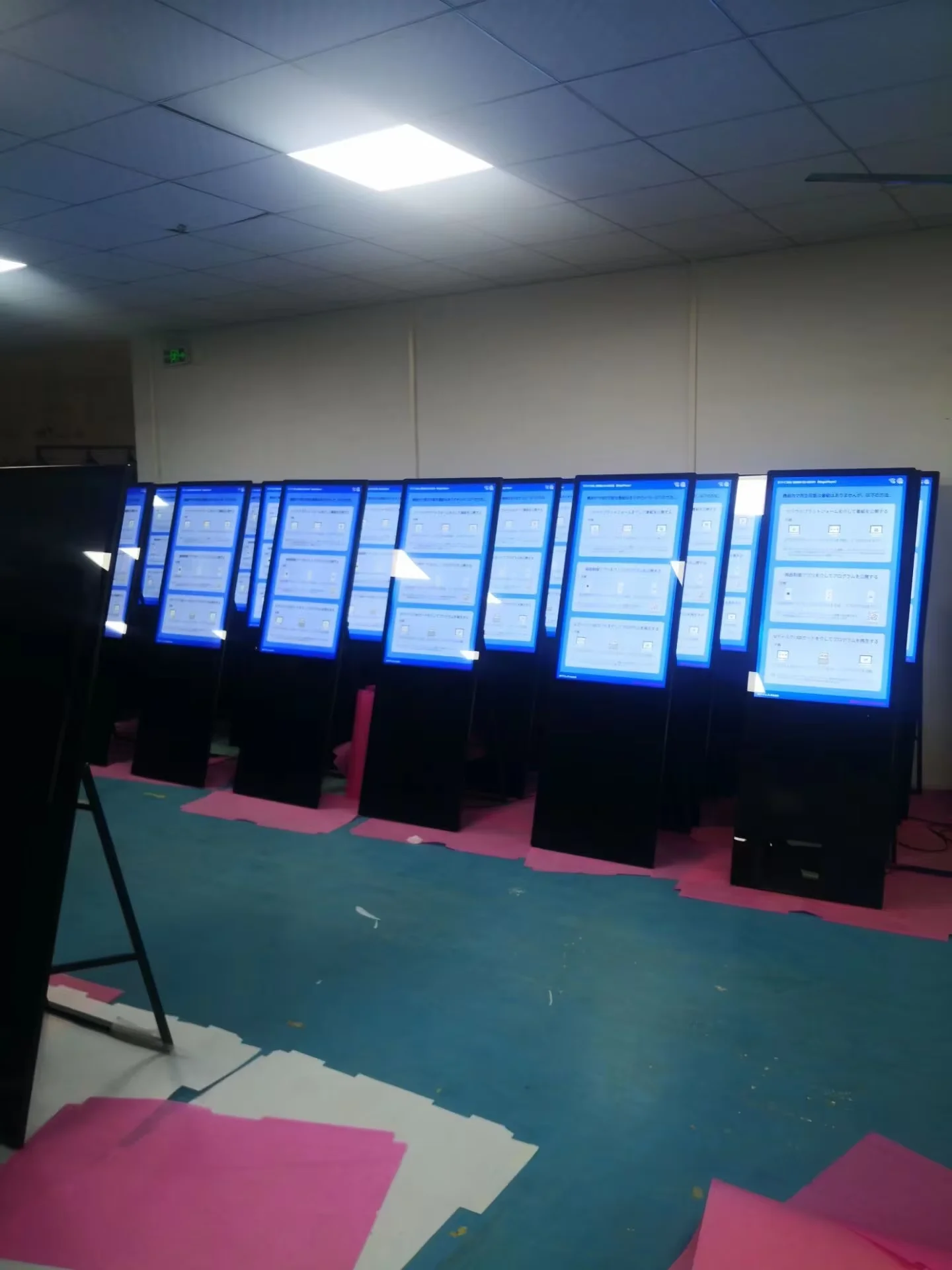 Chiosco per schermo di visualizzazione della segnaletica digitale LCD PCAP portatile da 49 pollici per uso al dettaglio e nel centro commerciale Totem per supporto video pubblicitario