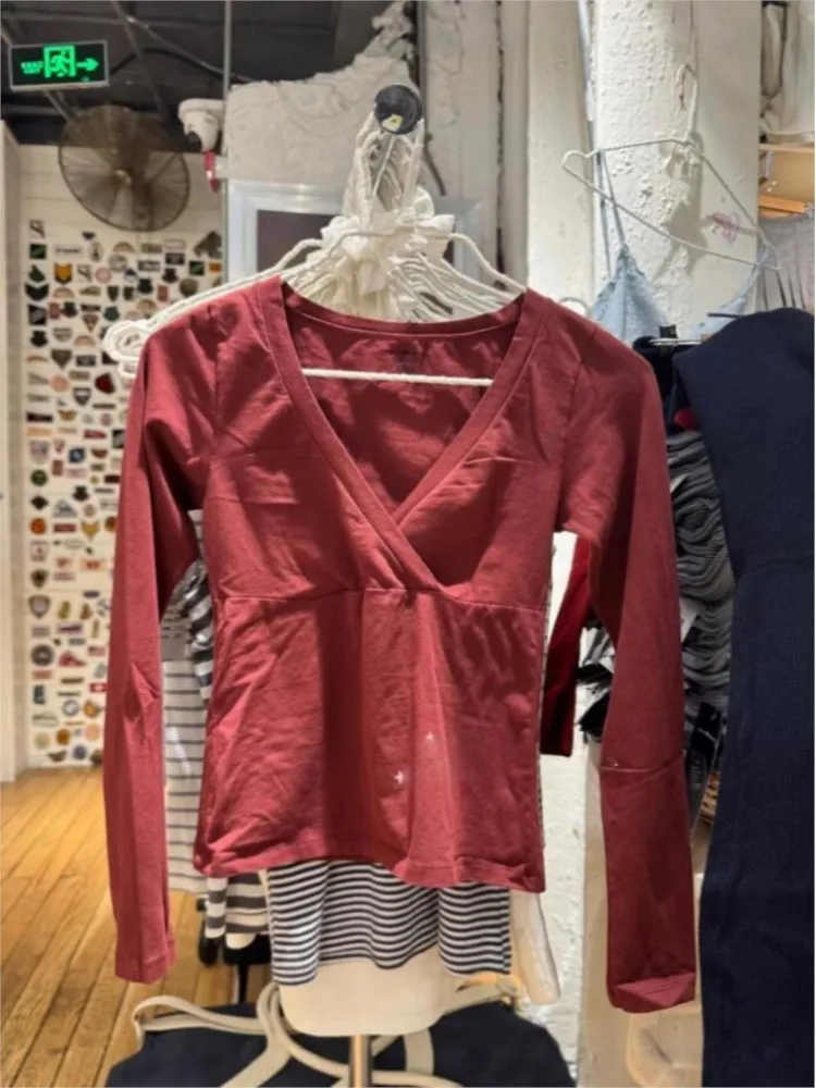 

Красные сексуальные футболки с v-образным вырезом и длинными рукавами, женские осенние новые милые повседневные простые хлопковые тонкие укороченные футболки, винтажные базовые футболки, топы Y2K