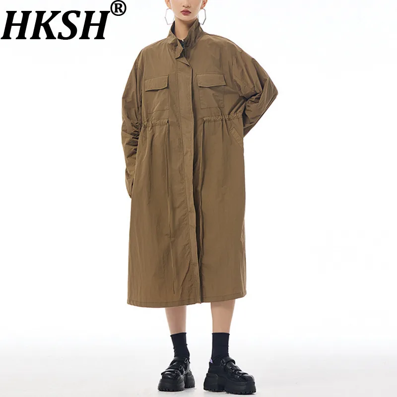 

HKSH весенне-осенний новый женский длинный плащ с воротником-стойкой на молнии и несколькими карманами в стиле сафари, негабаритная шикарная куртка HK13893