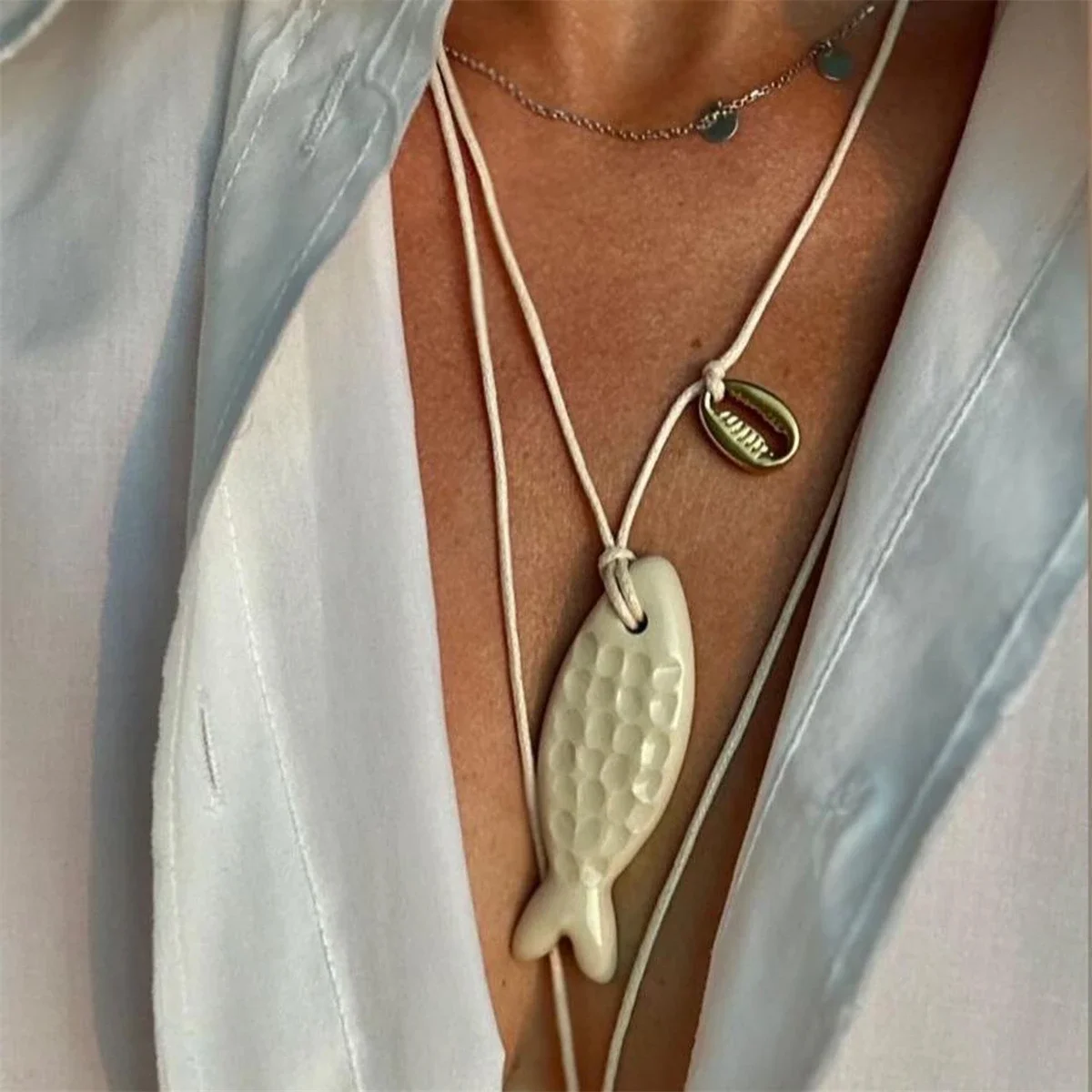 Peces alienígenas minimalistas blancos y frescos en la playa, collar DIY con colgante de espina de pescado como regalo para mujeres