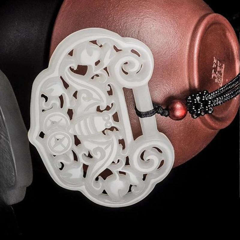 Hetian Fu 흰색 양면 중공 나비 잠금 펜던트, 눈 앞 펜던트