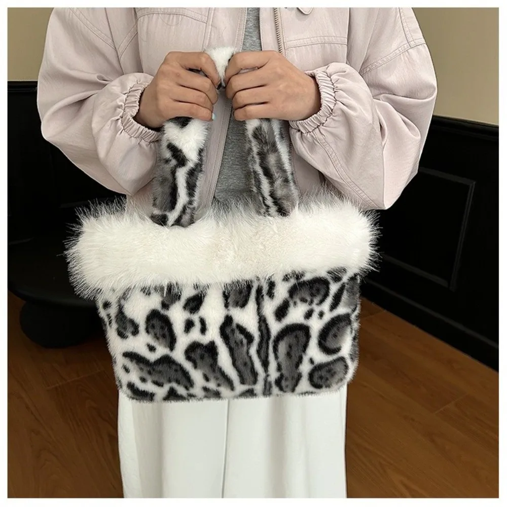 Elegante Leopardenmuster-Pelztasche, weiche, warme Schultertasche, geräumige, pelzige Handtasche für Damen. – Detail 10