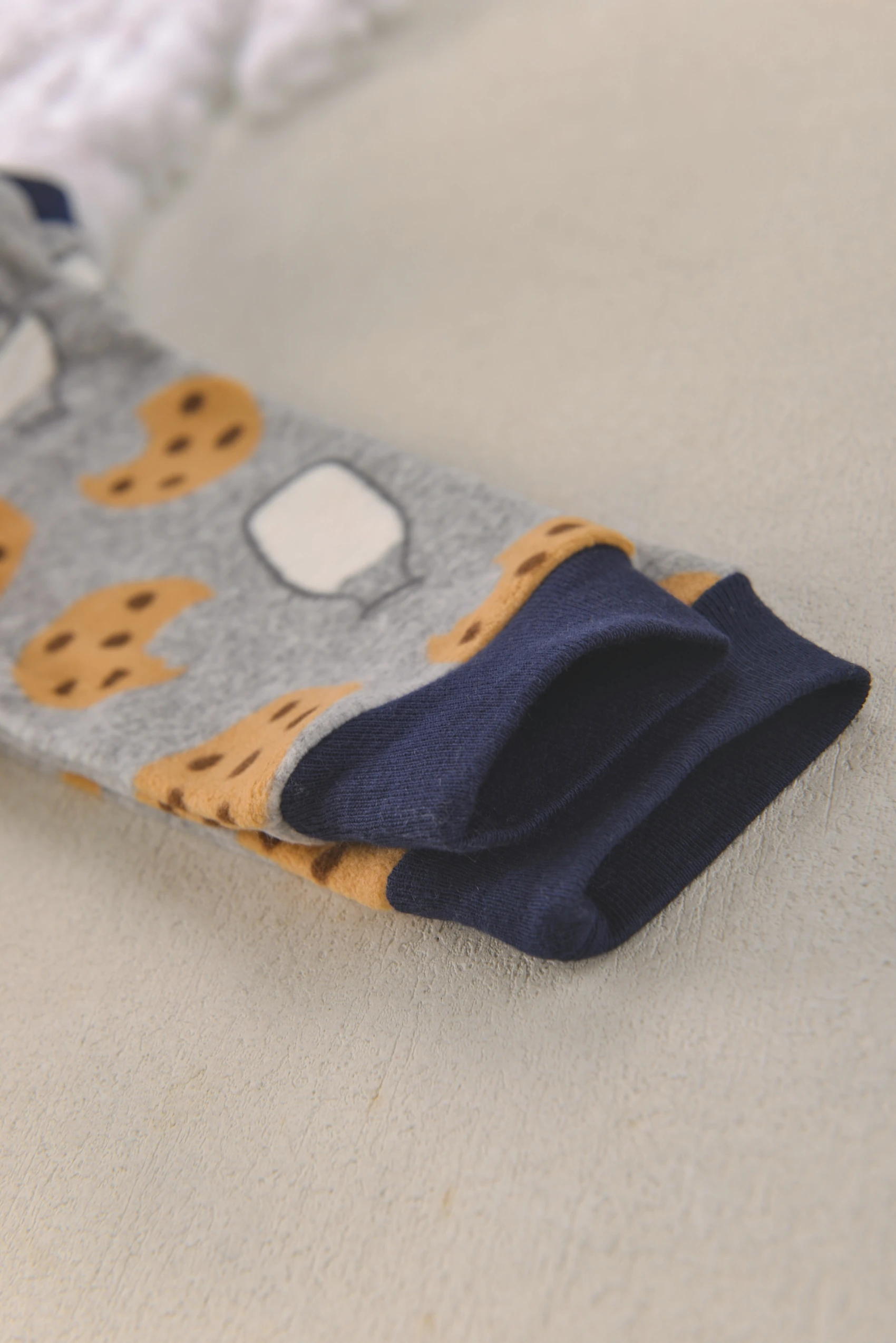 Baby-Strampler für Jungen aus Polar-Fleece mit Füßlingen, gestreift, mit Cartoon-Motiv, süßer Tierstickerei, Reißverschluss, für Herbst und Winter, warme Babykleidung, 3–9 Monate. – Detail 8