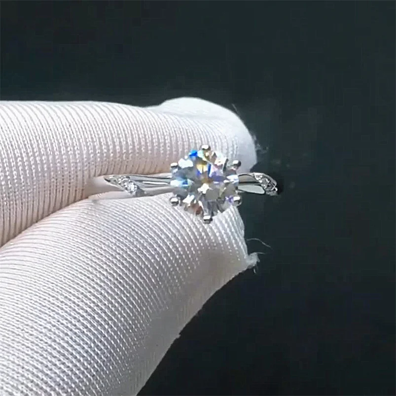 CC Wedding Jewelry Rings for Women Wife White Gold Plated Fashion Accessory 1 Carat Diamant Zirconia Proposal Engagement CC1575