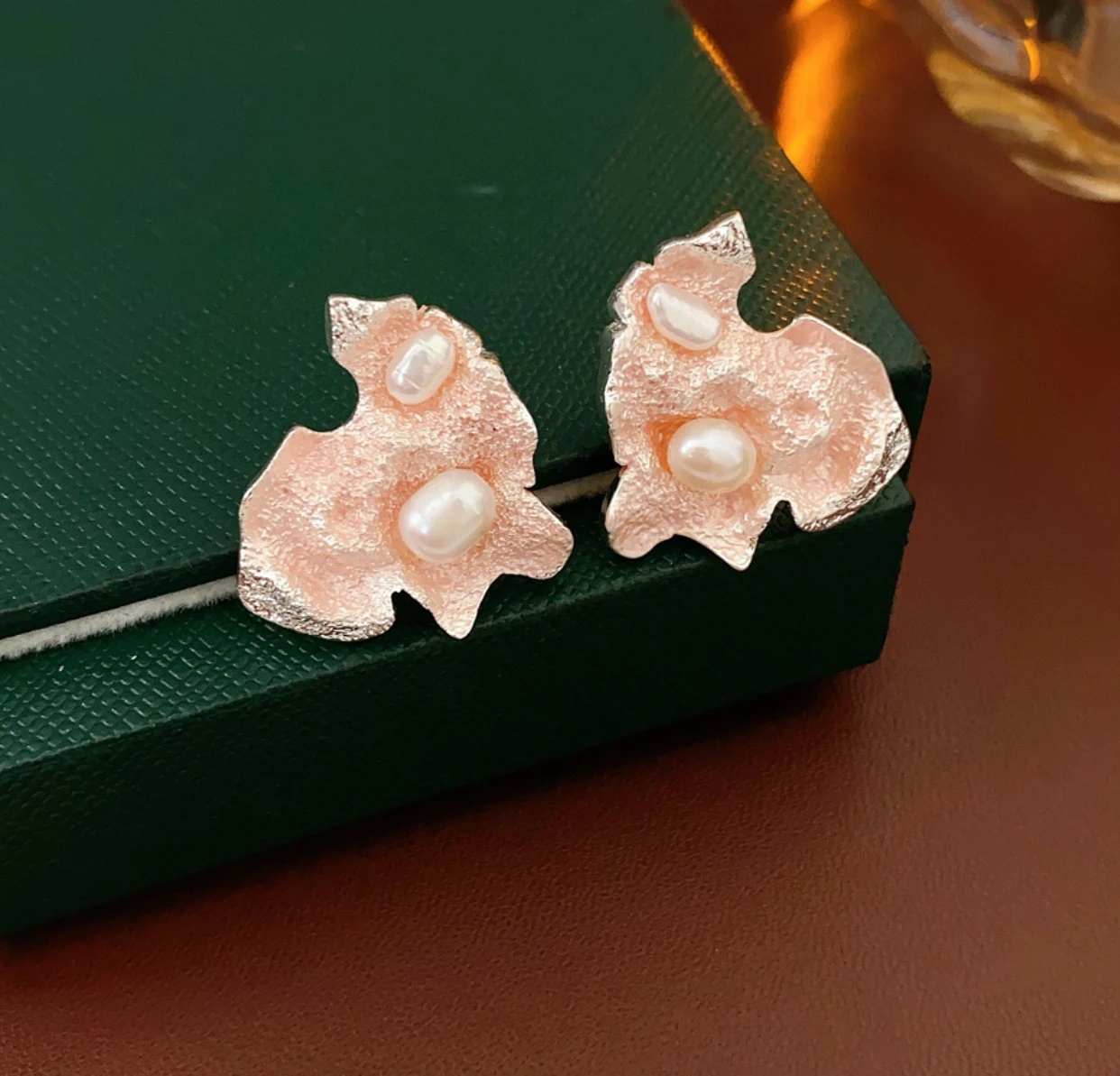 

Fresh and sweet style 2.5 * 2.2 cm freshwater pearl earrings seaside vacation style luxurious earrings high-end feeling fashion