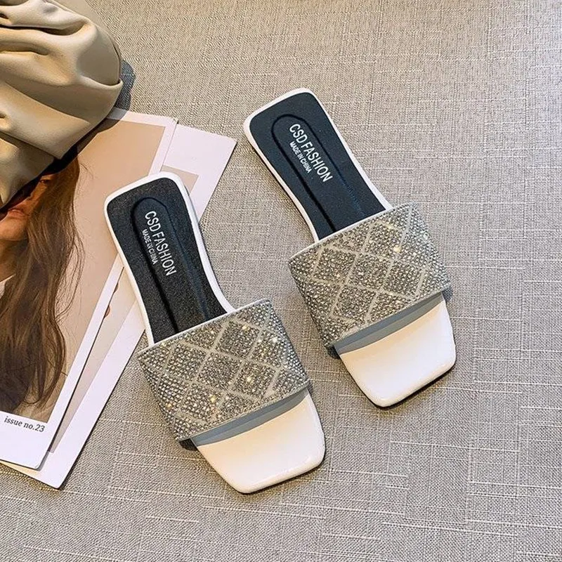 

2025 Summer Women's Slippers Fashion Design Cute Sexy Rhinestones Outdoor Beautiful Personality Flat Beach Sandals