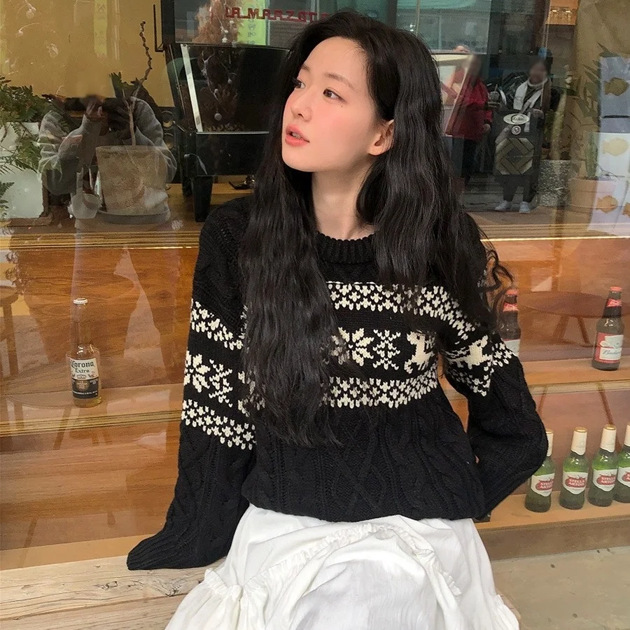 เสื้อสเวตเตอร์ถักสีแดงสำหรับผู้หญิง คอกลม ดีไซน์บิดเกลียว สีสันสไตล์วินเทจ ลำลอง แฟชั่น แมทช์ได้กับทุกชุด สำหรับฤดูใบไม้ร่วงและฤดูหนาว...