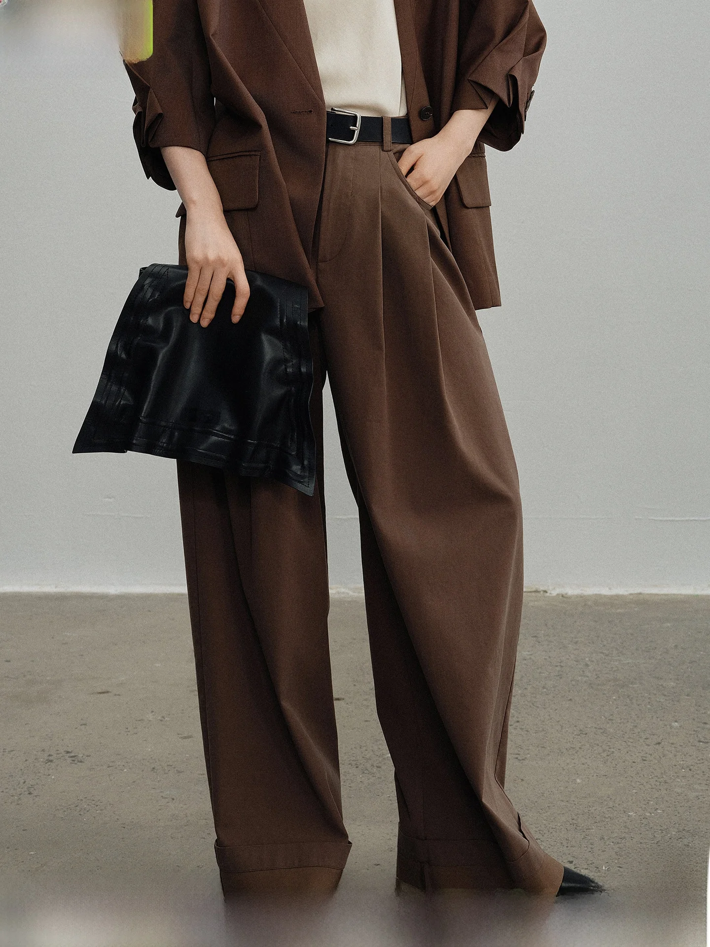 

Весна 2026: Женские повседневные брюки с высокой талией, широкими штанинами, отворотами и универсальным свободным кроем для офиса и города